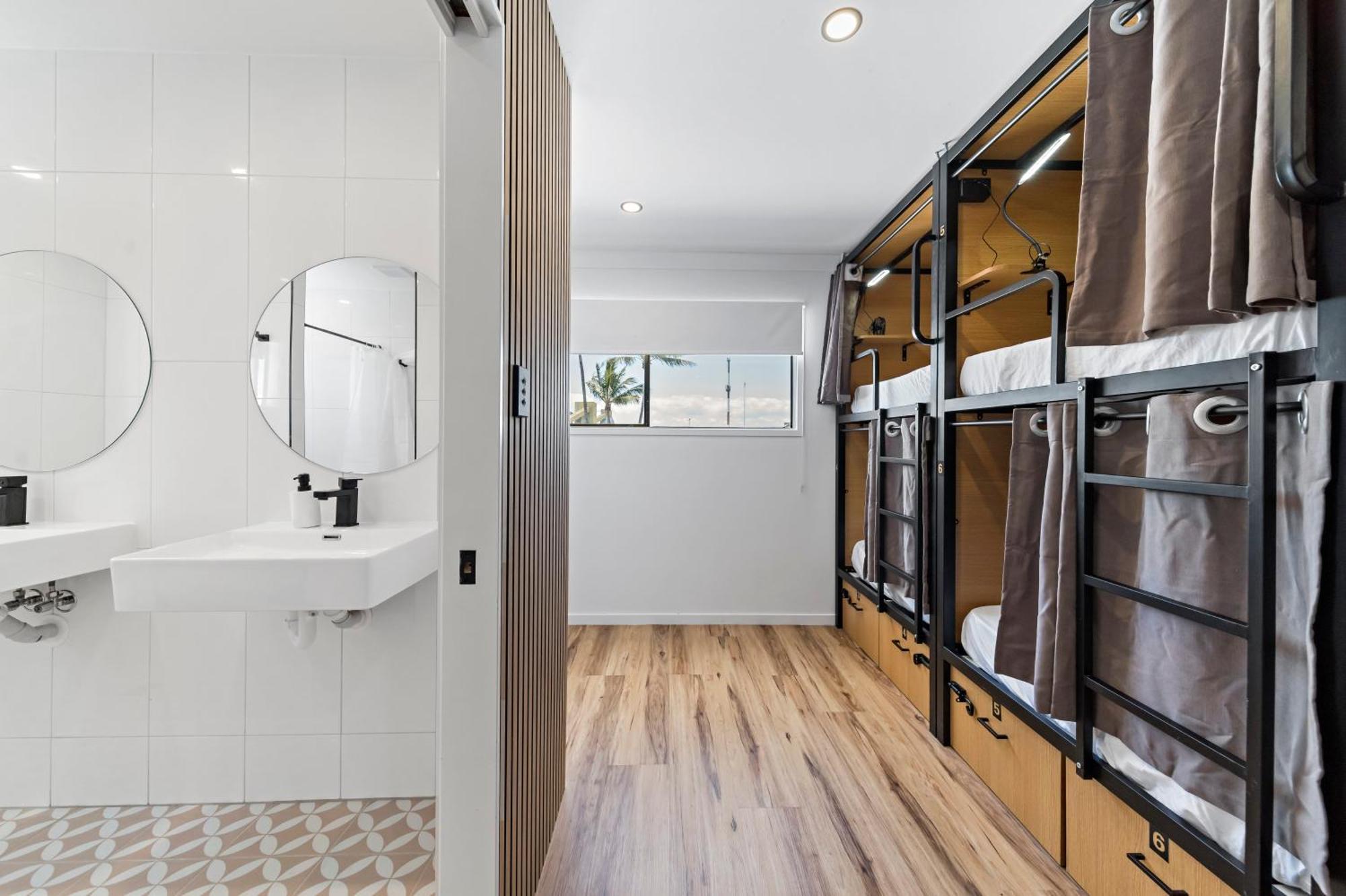 The Pier Pods On The Water- 50M From Townsville Bus Terminal And Ferry Terminal- Passport Id Requried Zewnętrze zdjęcie